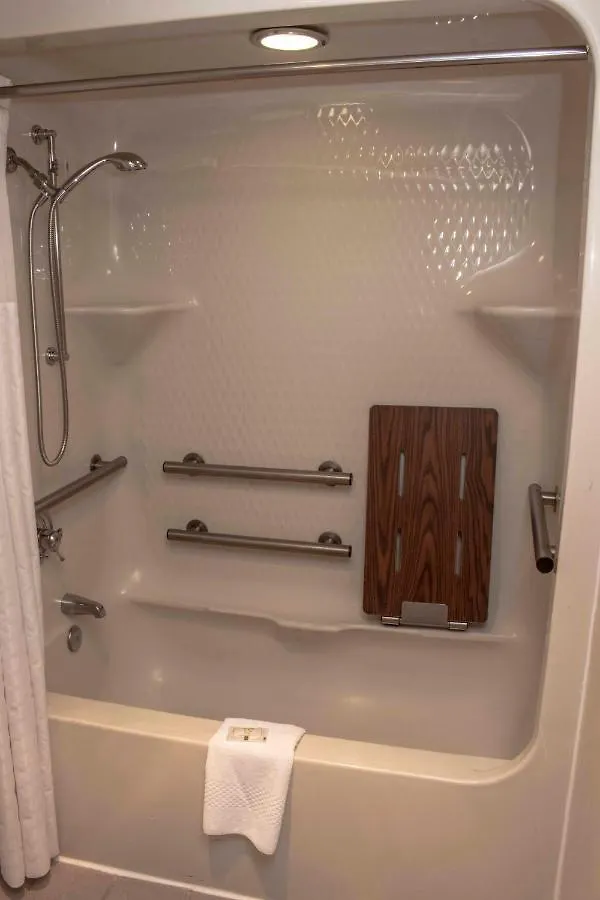 Quality Suites Lake Wright - Norfolk Airport Hotel