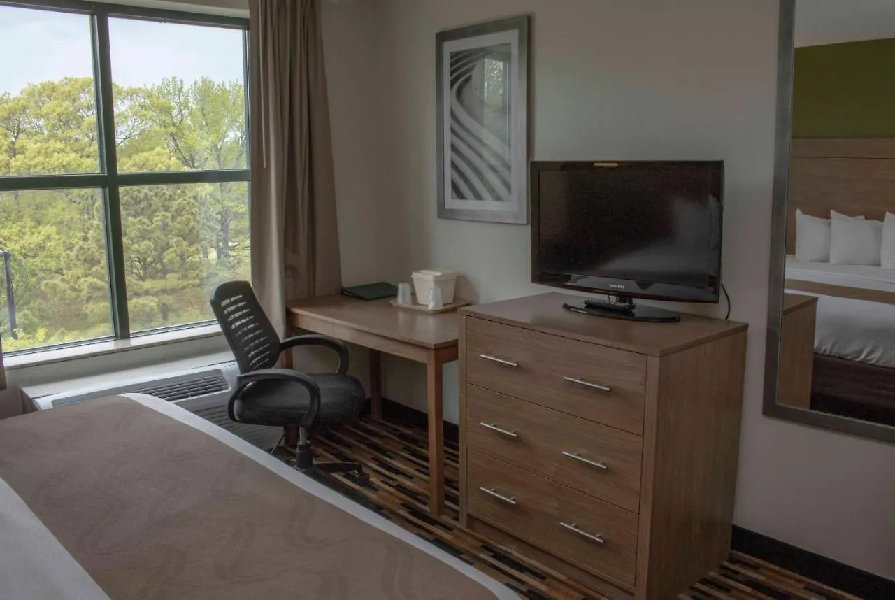 Quality Suites Lake Wright - Norfolk Airport Hotel