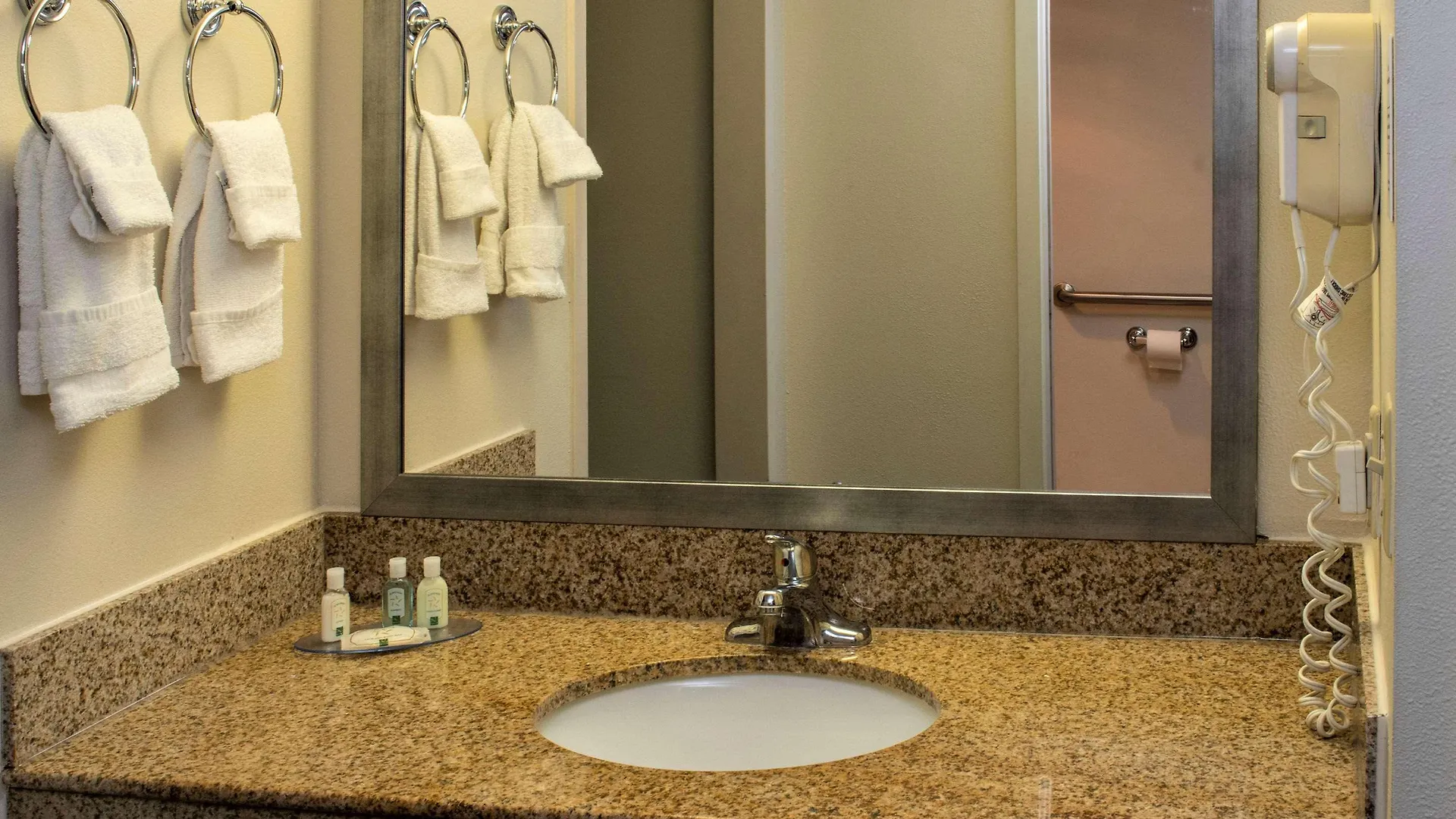 Quality Suites Lake Wright - Norfolk Airport Hotel
