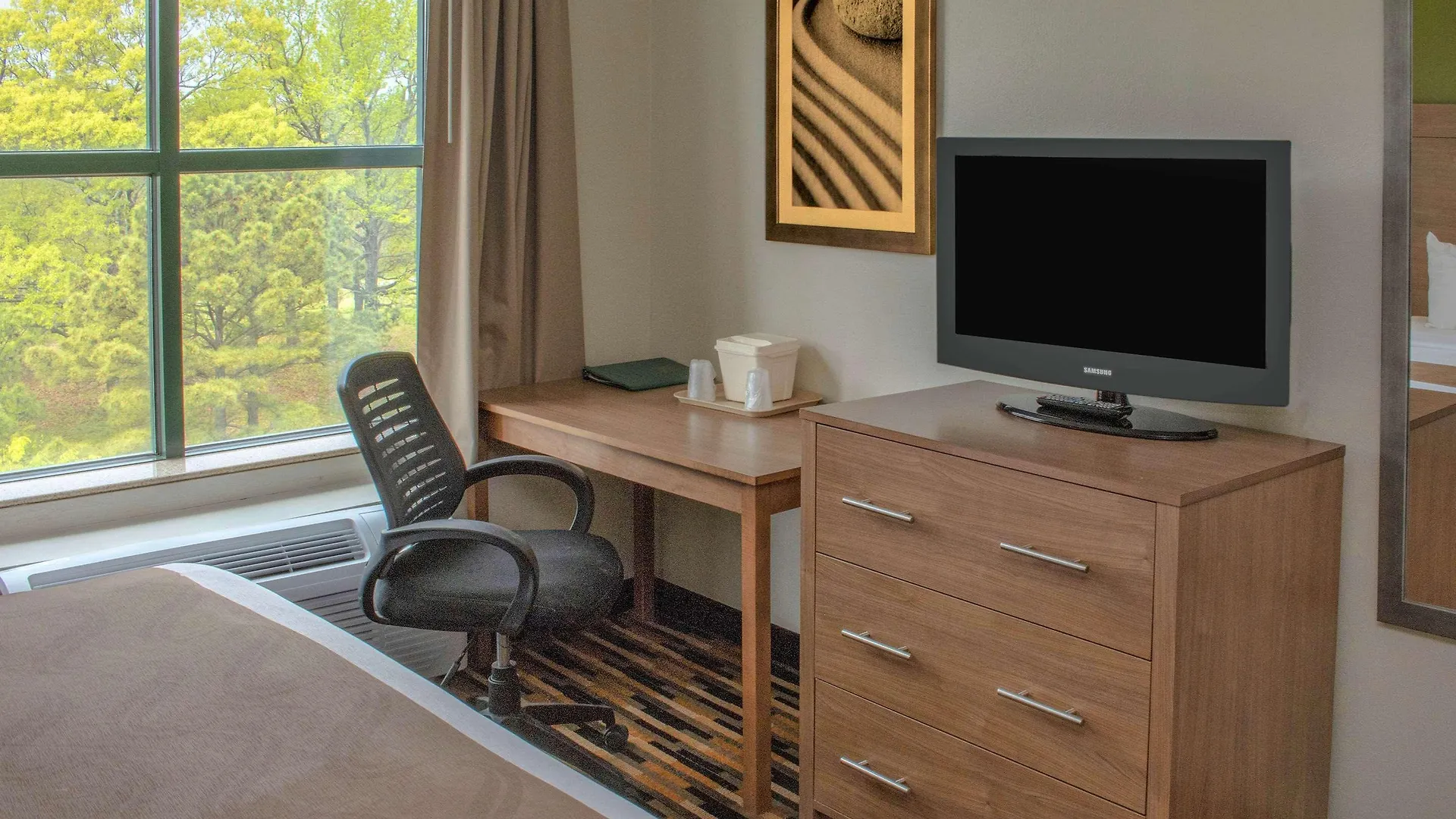 Quality Suites Lake Wright - Norfolk Airport Hotel