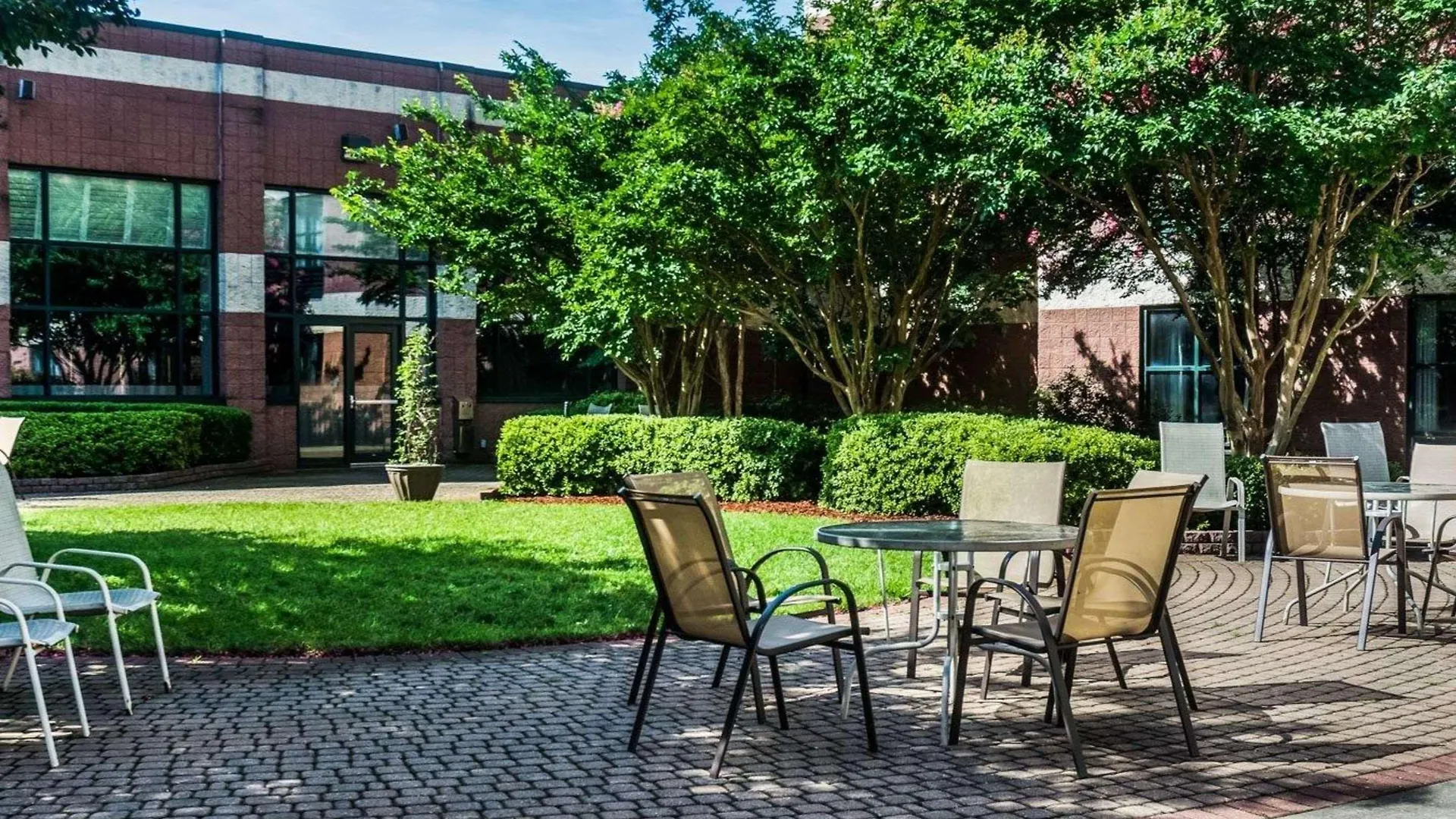Quality Suites Lake Wright - Norfolk Airport Hotel