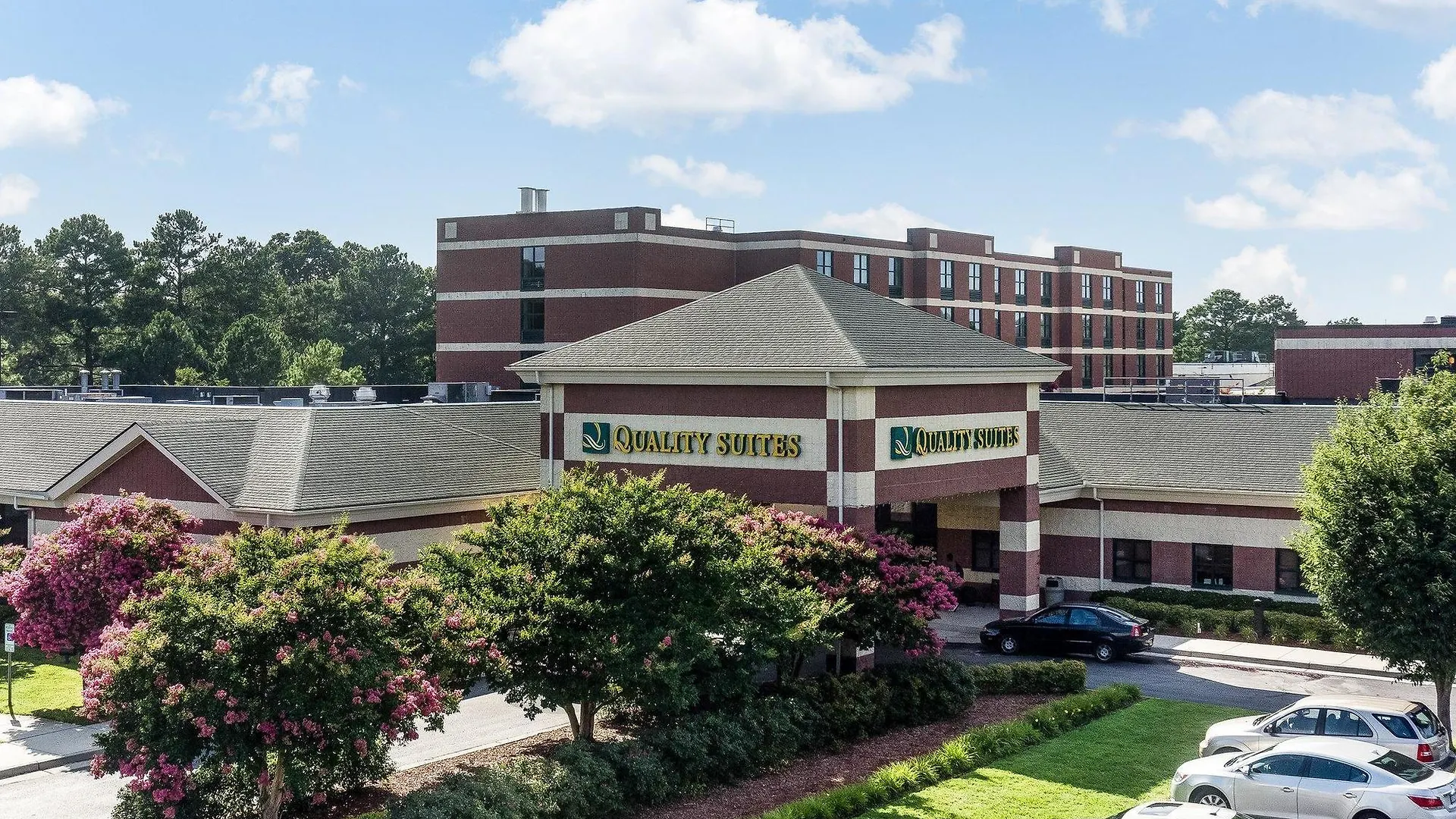 Quality Suites Lake Wright - Norfolk Airport Hotel