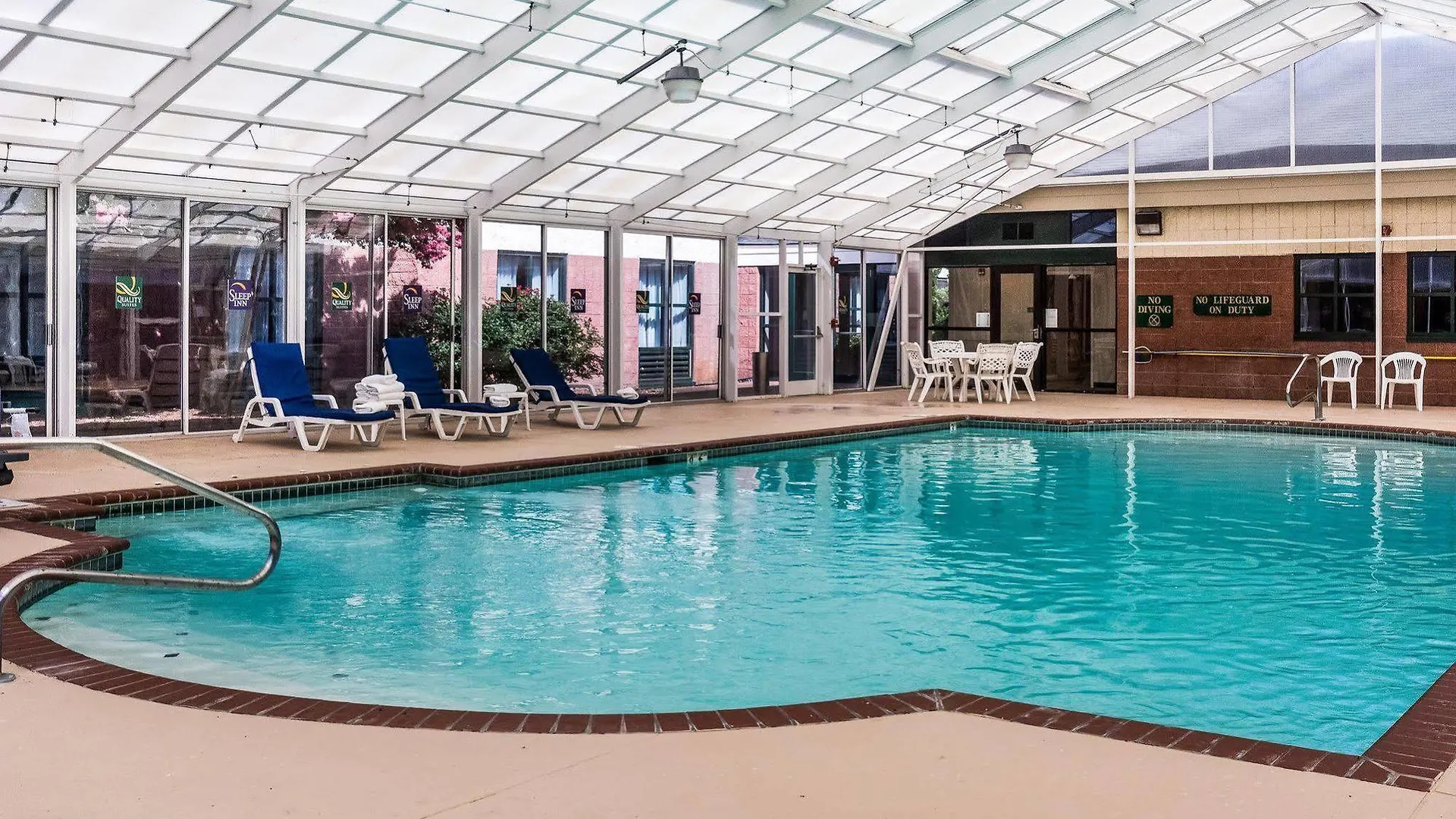 Quality Suites Lake Wright - Norfolk Airport Hotel