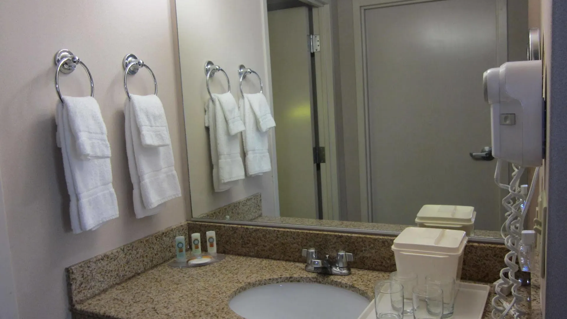 Quality Suites Lake Wright - Norfolk Airport Hotel